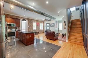 cocina y sala de estar con pared de ladrillo en 2 Mi to Dtwn San Marcos Spacious Home with Yard!, en San Marcos