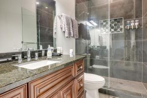 Un baño con inodoro, lavabo y ducha. en 2 Mi to Dtwn San Marcos Spacious Home with Yard!, en San Marcos 19 fotos más