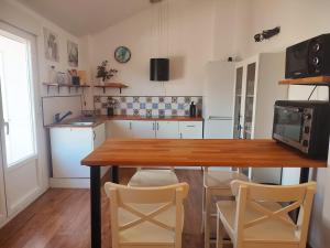 a kitchen with a wooden table and some chairs at Ático Vista La Sierra in Jarandilla de la Vera
