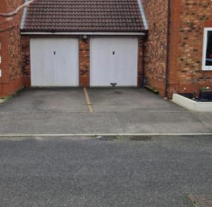 Φωτογραφία από το άλμπουμ του Ashford Luxury Town Retreat-Free Parking -Super Fast Wifi, Spacious, Back Garden & Garden Chairs στο Άσφορντ