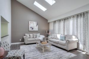 Posezení v ubytování The Rosewood 5 Bedroom Specious Villa