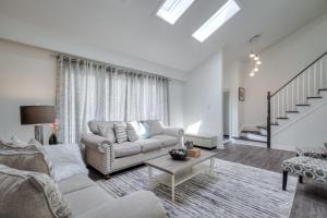 Posezení v ubytování The Rosewood 5 Bedroom Specious Villa + 1 fotografie