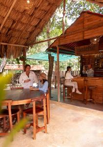 eine Gruppe von Menschen, die an einem Tisch in einem Restaurant sitzen in der Unterkunft Casa del Tatich Lodge in Leona Vicario