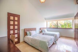 Ένα ή περισσότερα κρεβάτια σε δωμάτιο στο Oceanfront Villa - Private Beach at the Hotel Zone +28 φωτογραφίες