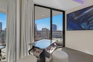 Una sala de juegos con vistas a la ciudad. en Arcade In The Sky- Views Games & Vibes, en Brisbane