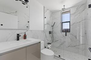 Koupelna v ubytování Serene Hollywood