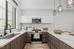 Kuchyň nebo kuchyňský kout v ubytování Serene Hollywood + 6 fotografií