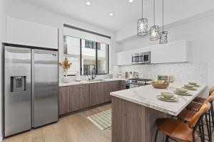 Kuchyň nebo kuchyňský kout v ubytování Serene Hollywood