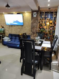 ein Esszimmer mit einem Tisch und einem blauen Sofa in der Unterkunft casa castillo san felipe in Cartagena de Indias