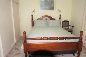a bedroom with a wooden bed in a room at La Vita in Wauraltee