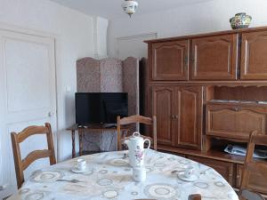 a dining room with a table and a tv at Escapade touristique: gîte avec 2 chambres, TV et cuisine équipée à Bazoches-les-Gallerandes - FR-1-590-155 in Bazoches-les-Gallerandes