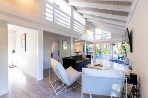 TV a/nebo společenská místnost v ubytování Dog-Friendly Eastman Community Resort