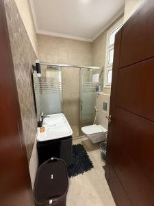 Koupelna v ubytování 2 bedroom chalet at seashell