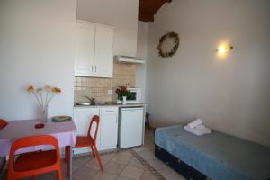 Kuchyň nebo kuchyňský kout v ubytování Glyfada Gorgona Apartments