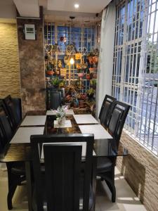 ein Esszimmer mit einem schwarzen Tisch und Stühlen in der Unterkunft casa castillo san felipe in Cartagena de Indias