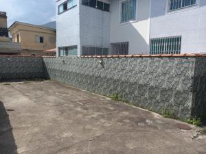 a stone retaining wall in front of a building at Ótima Casa em Muriqui in Mangaratiba