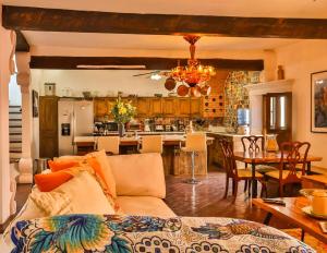un soggiorno con divano e cucina di Live in the historical downtown! a San Miguel de Allende