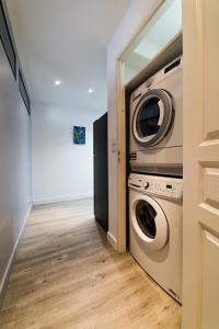 - une buanderie avec un lave-linge et un sèche-linge dans l'établissement Les Demeures de Castellane, à Marseille 31 autres photos