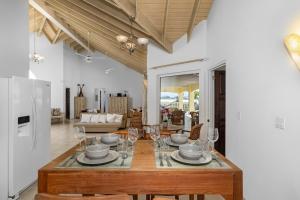 Posezení v ubytování 5BR Villa Vista with Exclusive Pool by Bocobay