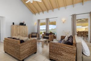 Posezení v ubytování 5BR Villa Vista with Exclusive Pool by Bocobay