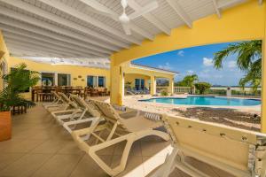 Bazén v ubytování 5BR Villa Vista with Exclusive Pool by Bocobay nebo v jeho okolí