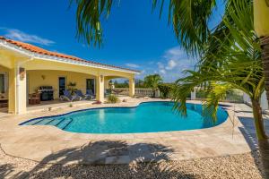 Bazén v ubytování 5BR Villa Vista with Exclusive Pool by Bocobay nebo v jeho okolí