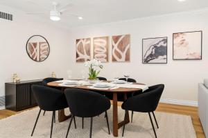 a dining room with a table and chairs at KING Size Bed in Cozy, Modern Hollywood Place in Los Angeles