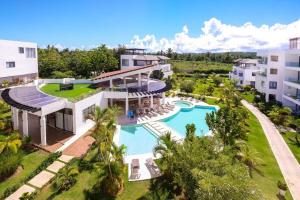 una vista aérea de una casa con piscina en Upper-Level Penthouse, Beachfront Residence, en Las Terrenas