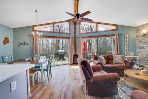 Χώρος καθιστικού στο Lakeview Escape With Hot Tub & Fire Pit