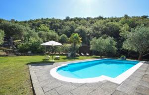 Amazing Home In Cortona内部或周边的泳池