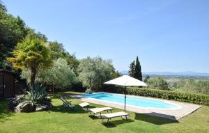 Amazing Home In Cortona内部或周边的泳池