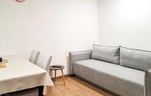 Ruang duduk di 1 Bedroom Lovely Apartment In Pisak