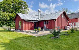 Gorgeous Home In Jonstorp With Wifi的前面有院子的红色谷仓