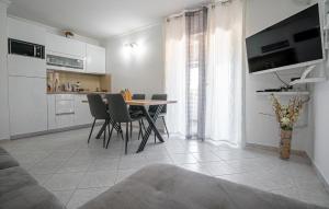 Kuchyň nebo kuchyňský kout v ubytování 1 Bedroom Nice Apartment In Krusevo