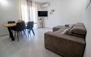 Posezení v ubytování 1 Bedroom Nice Apartment In Krusevo