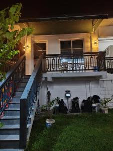 ein Haus mit einer Treppe im Hof nachts in der Unterkunft Casa De Gracia Private Resort Staycation in Magalang