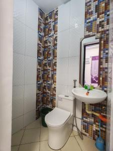 ein Badezimmer mit Toilette und Waschbecken in der Unterkunft Casa De Gracia Private Resort Staycation in Magalang