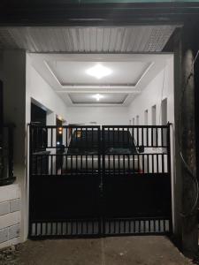 ein schwarzes Tor in einem Raum mit einer weißen Wand in der Unterkunft Casa De Gracia Private Resort Staycation in Magalang