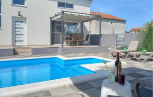 Bazén v ubytovaní Cozy Home In Rastane Donje With Wifi alebo v jeho blízkosti + 28 fotografií