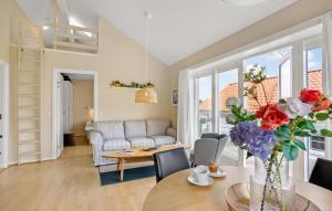 una sala de estar con una mesa y un sofá en 2 Bedroom Gorgeous Home In Gudhjem, en Gudhjem