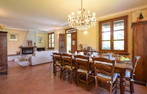 a dining room with a table and chairs at Pet Friendly Home In Monte San Savino in Monte San Savino