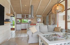 Η κουζίνα ή μικρή κουζίνα στο Amazing Home In Sjølund With Wifi