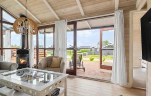 Μια τηλεόραση ή/και κέντρο ψυχαγωγίας στο Amazing Home In Sjølund With Wifi