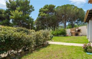 Un jardín de una casa con árboles al fondo. en Domo Sa Maggie, en Budoni 22 fotos más