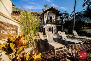 阿布拉奥赛卡拉旅馆的坐在房子前面甲板上的一组椅子