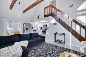 Kuchyň nebo kuchyňský kout v ubytování The Cozy Modern Cabin Near Lake & Pet-friendly