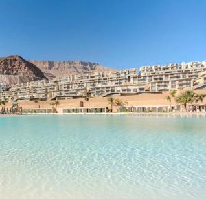 Una vista de un gran hotel en la playa. en العين السخنة المونت جلالة-il monte galala, en Ain Sokhna