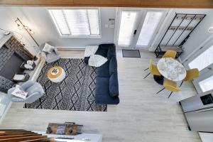 Posezení v ubytování The Cozy Modern Cabin Near Lake & Pet-friendly + 77 fotografií