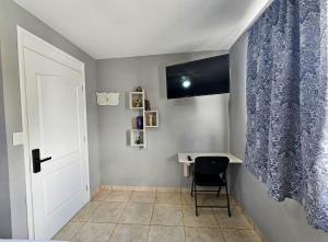TV a/nebo společenská místnost v ubytování Sensity Home Habitación 5C cómoda y amplia con baño compartido