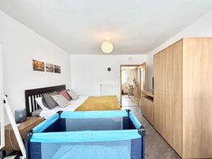 Кровать или кровати в номере Ospitalier Apartments Piata Operei